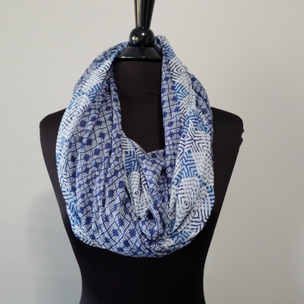 Like New Banana Republic Blue & White Scarf